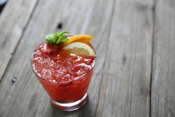 Mai Tai Cocktail Met Oranje Cherry Vruchten Houten Achtergrond — Stockfoto