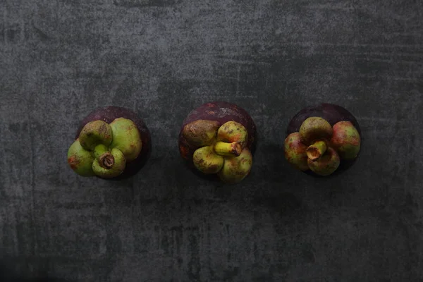 Frutas Mangostão Fundo Rocha Escura — Fotografia de Stock