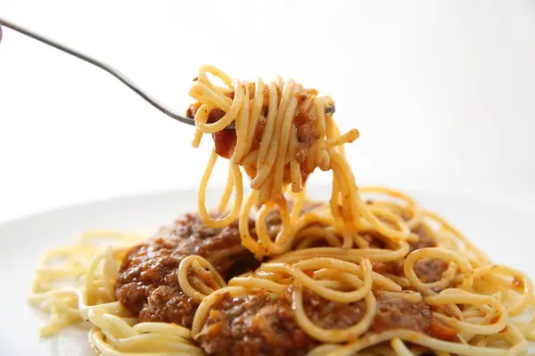 Спагетті Болоньєзе Виделкою Ізольовані Білому Тлі — стокове фото
