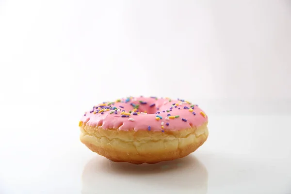 Erdbeer Schokolade Donut Isoliert Weißem Hintergrund — Stockfoto