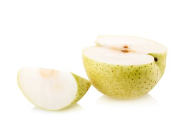 Çin armudu ve dilimlenmiş beyaz bir zemin.