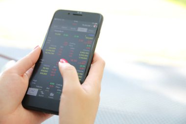 El ile smartphone kafede online stok ticaret 