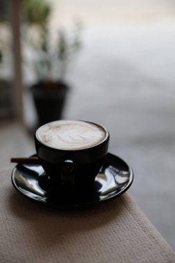 Cappuccino kahve Kupası ahşap arka plan üzerinde