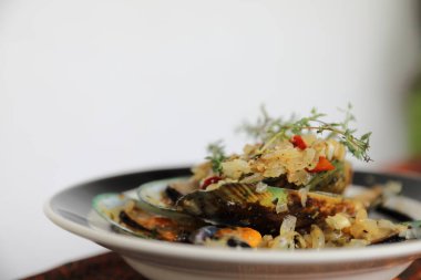 Beyaz şarap aperatifinde midye, İtalyan yemeği.