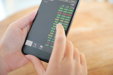 El ile smartphone kafede online stok ticaret 