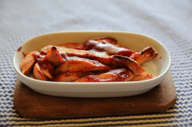 Köri soslu sosis Currywurst Alman Gıda