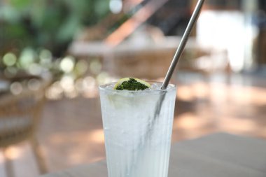 Lezzetli ferahlatıcı limonata ya da kokteyl yakın çekim