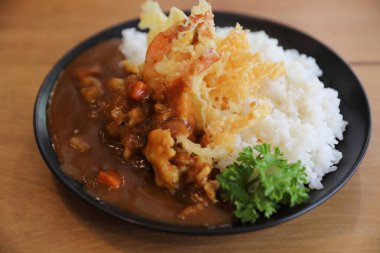 Kızarmış karides tempura Japon gıda ile Japon köri pilav