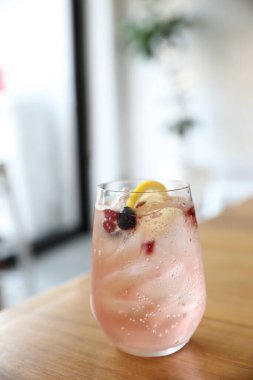 Lezzetli ferahlatıcı limonata ya da kokteyl yakın çekim