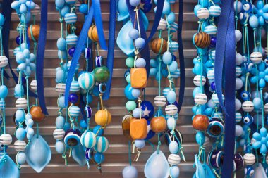 Bir sürü nazar boncuğu ve bilezik.