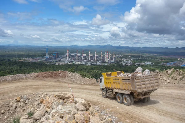 Camião Descarga Que Transporta Pedras Numa Pedreira — Fotografia de Stock