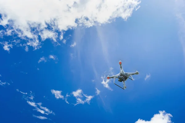 Létající Dron Kamerou Modré Obloze — Stock fotografie