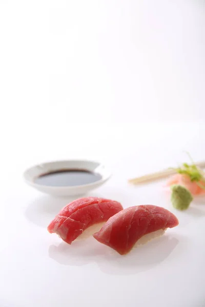 Sushi Ton Izolat Fundal Alb — Fotografie, imagine de stoc