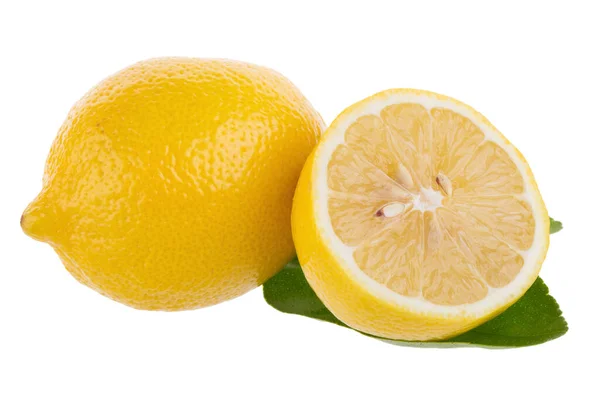 白い背景に黄色のレモンが隔離され — ストック写真