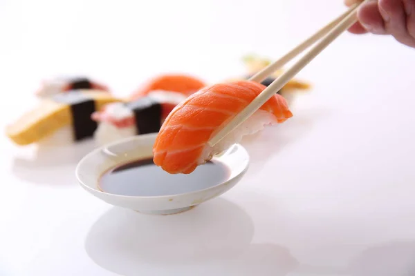 Lachs Sushi Japanisches Essen Isoliert Vor Weißem Hintergrund — Stockfoto