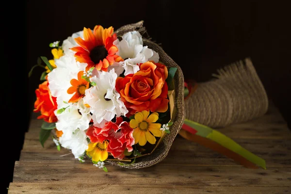 Tahta Masanın Üzerinde Çiçek Demeti Çiçek Arkaplanı — Stok fotoğraf