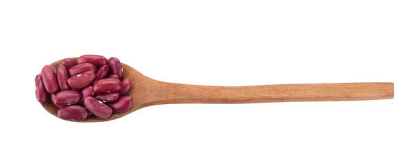 白い背景に隔離された木製のスプーンに赤い豆 — ストック写真