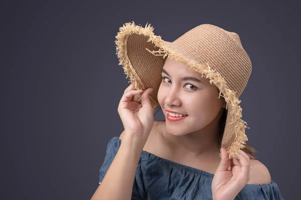 Menina Asiática Com Óculos Chapéu Sorrindo Estúdio Conceito Estilo Vida — Fotografia de Stock