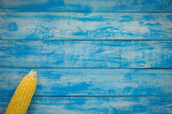 Ripe Corn Blue Wooden Table Top View — Stock Photo, Image