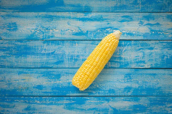 Reifes Mais Auf Einer Blauen Holzplatte — Stockfoto
