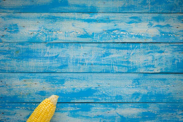 Ripe Corn Blue Wooden Table Top View — Stock Photo, Image