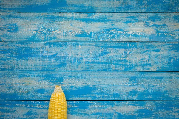 Dojrzała Kukurydza Widok Niebieski Drewniany Blat — Zdjęcie stockowe