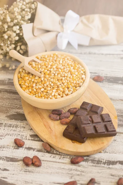 Corn Kernels Wooden Plates Popcorn Caramel Choco — ストック写真