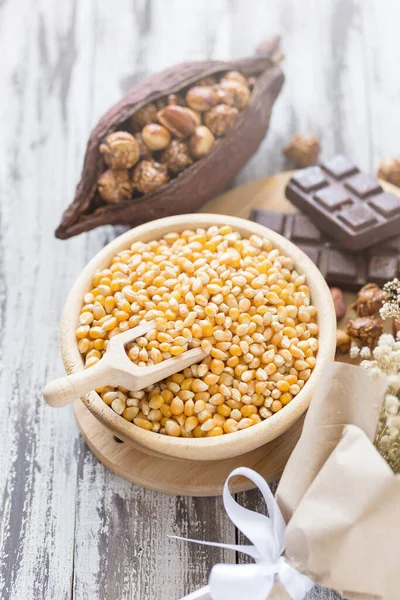 Corn Kernels Wooden Plates Popcorn Caramel Choco — Stockfoto