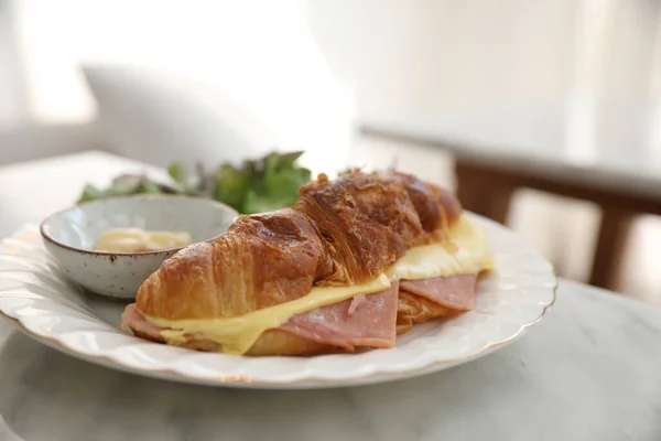 サンドイッチのハムとチーズのコーヒー ショップで白いテーブルの — ストック写真