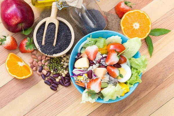 Frischer Salat Mit Früchten Und Schwarzem Sesam Und Auf Holz — Stockfoto