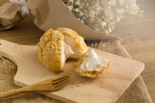 Choux Cream Tabakta Vanilya Süt Dolu Kremalı Börekler — Stok fotoğraf