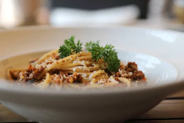 Spaghetti Bolognese Met Gehakt Tomatensaus Gegarneerd — Stockfoto