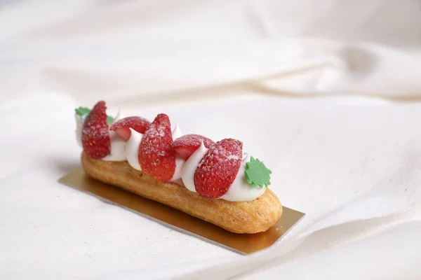 Choux Creme Mit Erdbeere Isoliert Weißem Hintergrund — Stockfoto