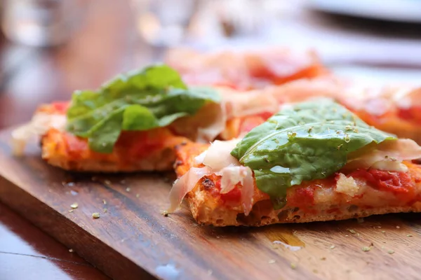 Pizza Mit Parmaschinken Salat Rucola Und Parmesan Auf Dunklem Holz — Stockfoto