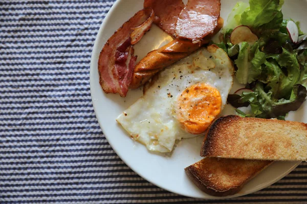 Αγγλικό Πρωινό Τηγανητό Αυγό Μπέικον Λουκάνικα Ψωμί Και Σαλάτα — Φωτογραφία Αρχείου