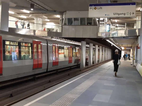 Personas Esperando Tren Metro Rotterdam —  Fotos de Stock