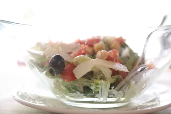 Caesar Salade Met Kip Krokant Spek Kaas Gezond Voedsel — Stockfoto