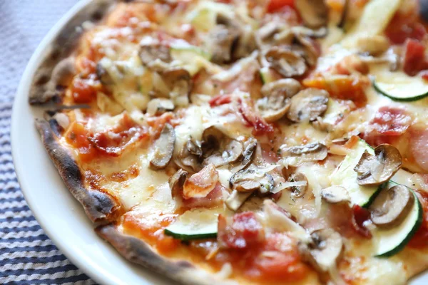 Pizza Mit Speck Und Pilzen Italienische Küche — Stockfoto