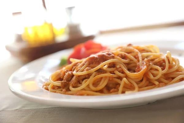 スパゲッティボロネーゼ チーズ入りトマトソーストップのスパゲッティ — ストック写真