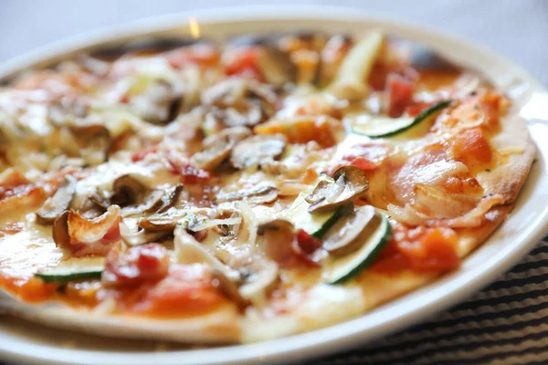 Pizza Con Tocino Champiñones Comida Italiana —  Fotos de Stock