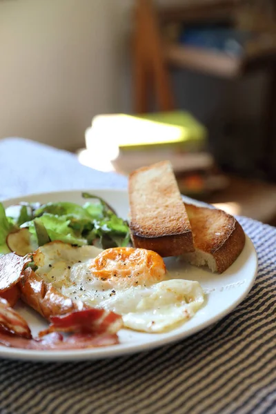 Englisches Frühstück Spiegelei Speck Wurst Brot Und Salat — Stockfoto