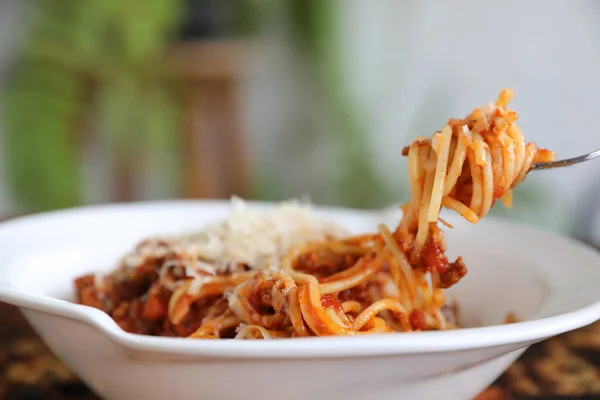 スパゲッティボロネーゼ チーズ入りトマトソーストップのスパゲッティ — ストック写真