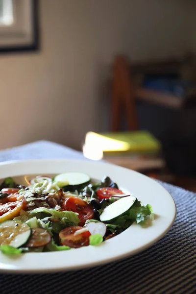 桌子上的新鲜沙拉健康食品 — 图库照片
