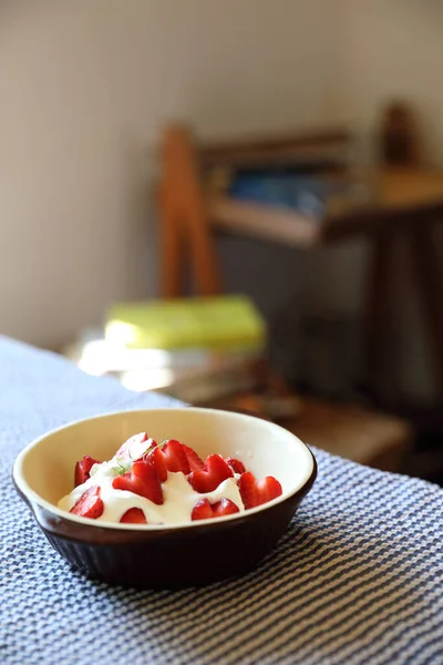 テーブル デザート クリームとイチゴ — ストック写真