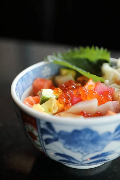 寿司丼を丼に混ぜます おいしい日本の魚介類のコンセプト — ストック写真