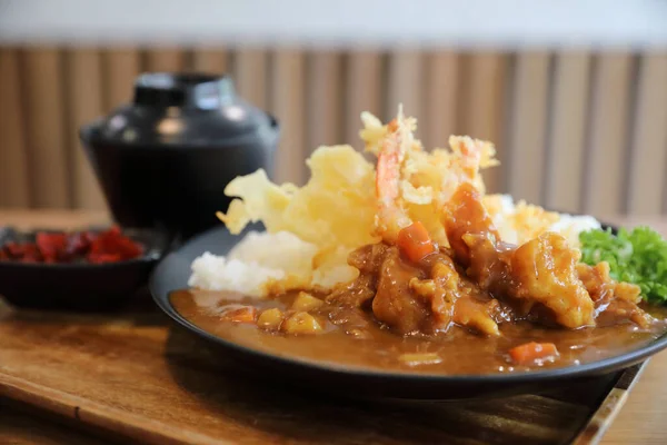 日本咖喱饭与炸虾天妇罗日本食品 — 图库照片
