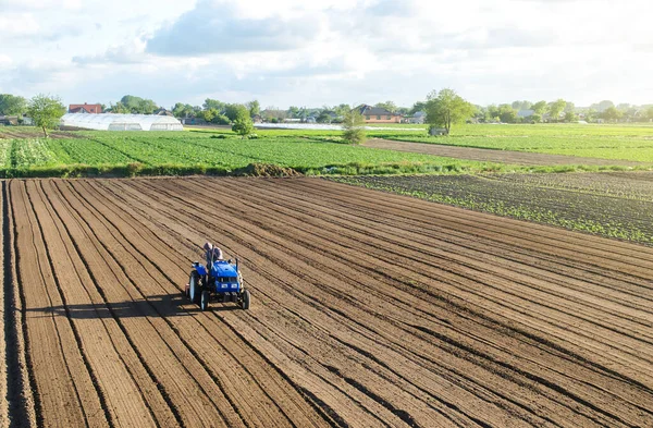Traktördeki Bir Çiftçi Bir Tarlayı Işliyor Çiftçilik Tarım Araziyi Yeni — Stok fotoğraf