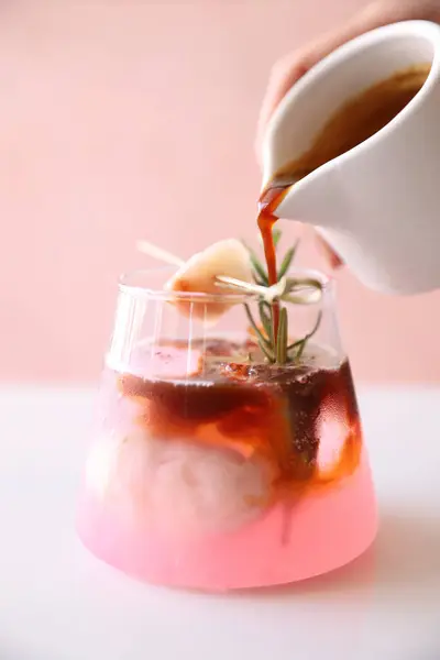 Litschi Saft Mit Kaffee Rosa Hintergrund — Stockfoto