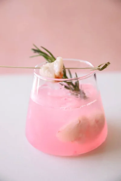 Roze Cocktail Met Rozemarijn Lychee Roze Achtergrond — Stockfoto