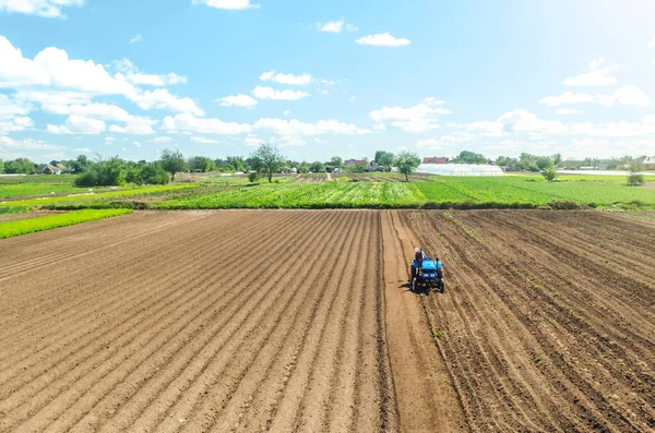 拖拉机上的农民使土壤松动并磨碎 为新的作物种植准备土地 疏松表面 耕种土地 农业和农业 经济中的农业部门 — 图库照片